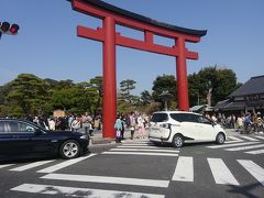 混みに混んでいるお土産物さんが並ぶ路地を抜けてたどり着きました。
車出来ても電車で来ても混んでいるのは同じですね。