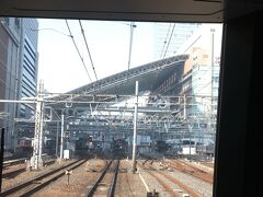 年度末。
春休み＆新生活のためのお引越しなどで新幹線はきっと混雑するだろうから、早朝６時代を狙って東京駅から乗車。
写真は電車内で撮影した、大阪駅舎。
屋根が斜め～