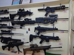 そう、グアム最大の屋外射撃場です。

ここには拳銃はもちろん、ライフル銃、機関銃、散弾銃など何でもそろっています。