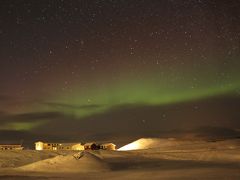 この日は、途中雪が降ったりと天候が良くありませんでしたが、夜は、天気が良くなりオーロラが出るかもとの事。もしオーロラが出そうになったら、電話で知らせてくれる様頼みました。後で聞いたのですが、ホテルの方、２０分毎に外に出て確認してくれた様です。夜９時くらいに電話があり外に出たときは、薄っすら見えるかな？？程度で、その後30分ほど極寒の中待ったのですが、日本人3人は、香港人の友人を置いてさっさとホテルに戻りました。