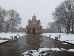 プリシュティナまでせっかく来たので、世界遺産グラチャニツァ修道院へ行くことに。ただ、さすがに雪が舞っているので、ホテルでタクシーをお願いすると、ホテルにいた現地のお客さんにもフォローしてもらい、往復12ユーロで交渉成立。

タクシーの運転手さんもいい人で、お互い片言英語で、車や家族や日本のことを、ずっと話してました。明らかにアルバニア人だったので、グラチャニツァ修道院のあるセルビア地域に行ってもらって悪いという感じのことを話すと、運転手さんはコソボ紛争のことは知っているだろ！と言って誰も悪くないと言った後、"War is business"と、戦争をビジネスとしている人が悪いと明確に言ってくれたのが嬉しかったです。

ちなみに、雪で渋滞していましたが2,30分ほどで到着。教会の扉が閉まっていたので、恐る恐る開けて中に入ることに。初め中には誰もいずに静寂の中、固唾を呑んで見て周ってました。さすがに後から管理しているような人が入ってきましたが、世界遺産を独り占めしたのはさすがに初めての経験！