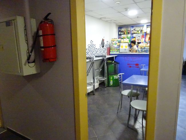 朝になりました。昨夜の敗北感がまだ残っているので、この狭いホテルを早く抜け出したいところです。<br />といいつつも、格安ホテルにも拘わらず朝食が出るので食堂にやって来ました。