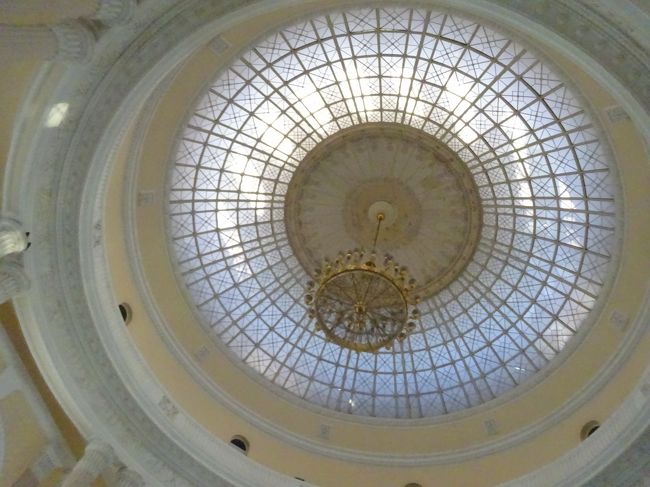 天井ドームからはシャンデリアが吊るされ、豪華な雰囲気を醸し出しています。