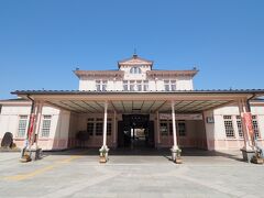 JR日光駅。
旅行前はさくら市の喜連川温泉に立ち寄りたいなぁと思っていたのですが、時間ももう昼過ぎになっていたので、とりあえず日光までまっすぐ来てみました。
下調べもあんまりしていないので、情報収集も兼ねて駅に寄ってみます。

大正元年に建てられた駅舎がクラシックで素敵です。