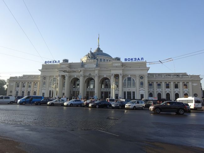 今度は駅本屋をパチリ。堂々とした白亜の駅舎は国際都市オデッサの顔として貫禄充分です。