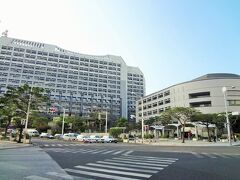 その隣にあるのが、沖縄県庁。