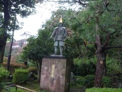 続いて、金沢城公園

雨が強くなったので、写真は厳選した１枚のみ

前田利家公之像

奥にはお城がチラリ．．．
