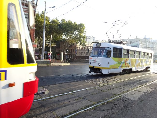 トラムが頻繁に走り去ります。