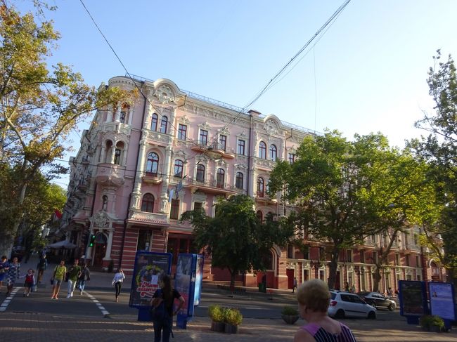 こちらは色合いといい、なかなか美しい建物です。