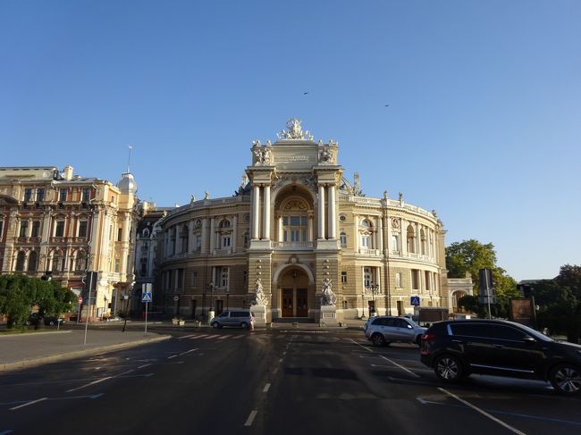 ようやくオデッサの代表的建物のひとつ、オペラバレエ劇場に着きました。<br />（ｵﾍﾟﾗﾊﾞﾚｴ劇場8:18～8:24）