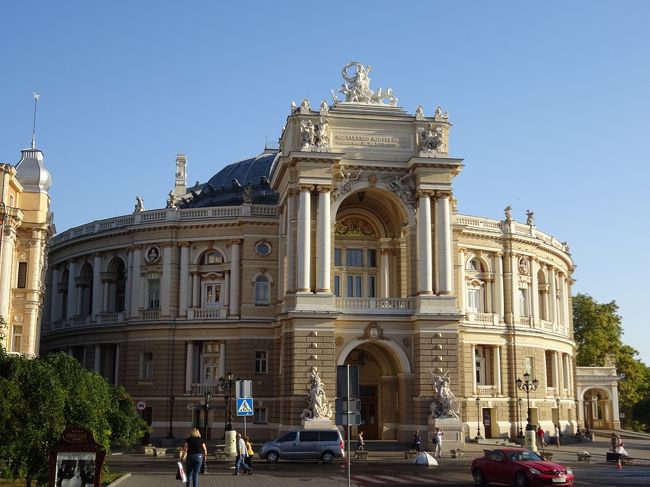 円形のフォルムがゴージャス感を惹きたてます。