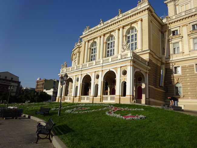 ここはツアー見学できるようですが、時間が決められているので外観だけの観光にとどめ、先を急ぎます。<br />（ｵﾍﾟﾗﾊﾞﾚｴ劇場8:18 ⇒ 8:24ｴｶﾃﾘｰﾅ2世像）