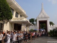最初の見学地はワットプラケオ（エメラルド寺院）と王宮。８：３０の開門まで、外の交差点で待ち、開門と同時にものすごい勢いで入場。中国人ツアー客が圧倒的に多い。