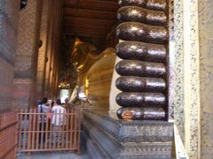 バンコク３つ目の寺院は、ワット・ポー。大きな寝釈迦仏とタイ式マッサージの総本山として知られています。

寝釈迦仏の写真は、内部が暗いこともあり、ブレブレでお見せできません。
（情けない・・・）