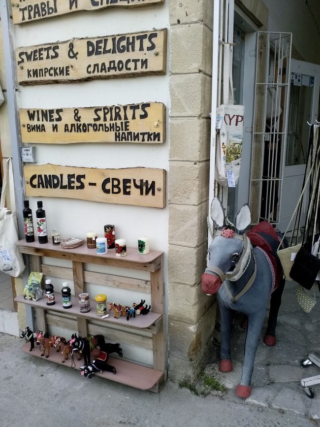 ここのお店ではないけれど、<br />散策中、自分用に<br />黒の小さなロバと、<br />それを乗せる為の（笑）<br />コースターのレース編みを購入。