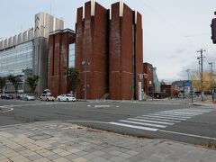 こちら、手前の赤い建物がかまくら館になります。奥の近代風の建物は、横手市役所でございます！