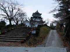 さて、キャリーケースをガラガラしながら頑張って坂道を登ってやって来たのが、横手城です！めっちゃ大変で、ホテルを横手に取ってあったので、先に荷物置いてから来ればよかったと猛省…