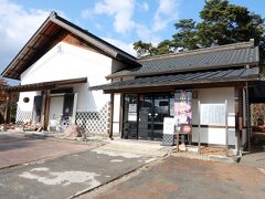 石鳥谷駅から歩くこと15分、こちらが道の駅石鳥谷です。左の建物は南部杜氏伝承館になります！日本酒の技術や道具などの展示を行っておりました(´-ω-)ｳﾑ
道の駅の中には、レストランや石鳥谷ならではの銘酒や日本酒を使った土産物がありました\(°∀° )/