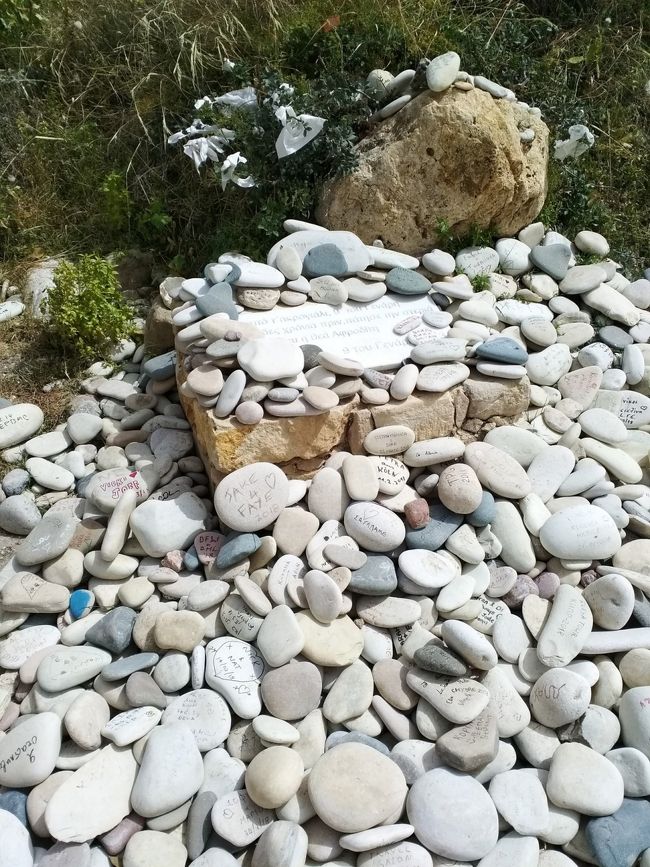 海岸でハート型の石を見つけると、<br />恋が叶うとか。<br />ここに名前を書いて奉納みたいな、<br />沢山ありました。