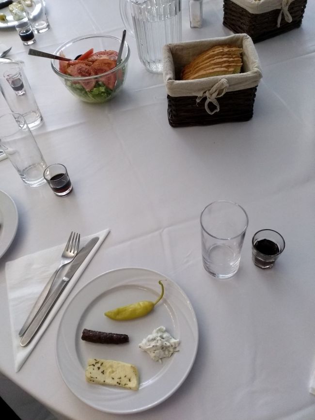 ツアー、最終日の<br />最後のランチに<br />名物のハルミチーズが出されました。<br />食感がキコキコしてて、<br />美味しかったです。<br />