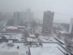 目覚めたらいちめん雪景色です。なんて素敵なのー！！雪がたくさん降る地域に住んだことがないので、起きていきなりやったあー！と叫んでしまいました。やっぱりロシアはこうじゃなくっちゃね。iPhoneの天気予報は氷点下４度をさしていますがなんのその、わくわくしながら身支度をします。ちなみに部屋の中はセントラルヒーティングのおかげでとっても暖かいです。一度も屋内で寒い思いをしたことがない。