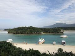 ご飯を食べたあとは川平湾へ。20年ほど前にもここへ来たことがありますが、当時と変わらずキレイな景色です。