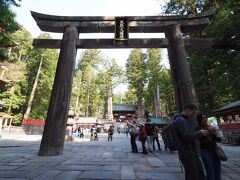 東照宮・石鳥居【重文】
ご鎮座翌年の元和4年（1618）、九州筑前（福岡県）藩主黒田長政公によって奉納されました。石材は、まず九州から船で小山まで運ばれ、その後陸路人力でこの日光まで運ばれました。