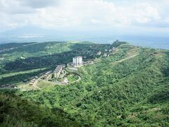 マニラから車で１時間半。

ガイドさんが、

「山地なので夏でも涼しく、避暑地ですよ！４度ぐらい違います！」

とおっしゃったので、空気がひんやりとしてるのかな？