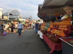 さて中央市場へ入ります。入口すぐのところは青果市場、果物も野菜もズラリと並ぶ。圧巻！