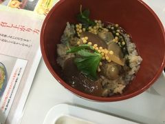 朝ごはんはホテルにて。
夕食と同じ会場でこれまたかなりの品数が！
たっぷりの海鮮が入ったご飯、出汁を入れてお茶漬けのようにいただきました。
これ、すっごく美味しいー！