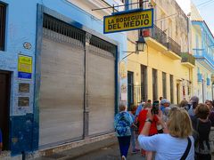 ラ・ボデギータ・デル・メディオ（La Bodeguita del Medio）
店が開くのを待っている大勢の観光客
