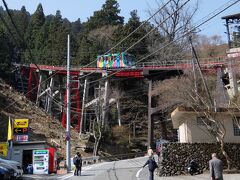 【10:20】ケーブル下

今回は駅から歩いてケールカー乗り場へ。
途中バスに3回追い抜かれた気がしますしコンクリートの急坂を登るのは楽しくないので280円払ってバスに乗る価値はあったかも。