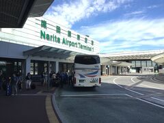 高速バスで成田空港まで移動。都内からは１０００円で成田空港まで移動。成田空港まで高速バスで移動したのは初めて。この利便性を使ってみてはじめて感じることができました。次回から、道路状況をみながら、バスを使おう。