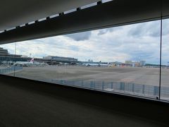 成田空港第２ターミナルに着きました、到着時は連絡通路の外側を歩きます。
