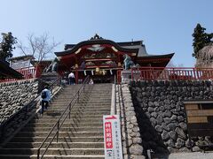 【11:35】御嶽神社に到着。
石段はかなり状態がよく手すりもあって比較的登りやすいです。100段程度でしょうか。