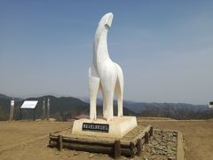 まずは陣馬山。本日は天気が良く・・・なのに景色がくすんでいて見えない。な、なぇ？？　スギ花粉がすんごい飛んでいます。もやっ、とした雲のようなものは杉花粉だとか。げげ