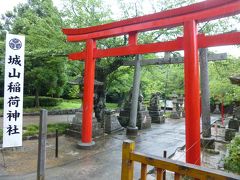 城山稲荷神社

1638年創建
直政公の夢枕に稲荷真左衛門と名乗る美青年が現れ
「城内に住むところをつくってくれたら、全ての火厄からお守りします」
と言って消えた
で、建てたのがこの神社、なんだそう

夢枕に美青年（当時30代後半で）、そして狐。なんか妖し気～