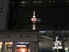 意外と知られていない駅ビルに映る京都タワーをカメラに収め・・・。