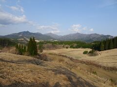 三秀台からは祖母山に連なる山々が絶景♪
多分真ん中が祖母山です。
