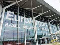 20分ほどで、ユーロ・エアポートに到着。
正式名称は、EuroAirport Basel-Mulhouse-Freiburg のようです。

最寄り駅はスイス国鉄のバーゼル駅だけど、空港はフランスにあるため、港内の店の価格表示はユーロ。