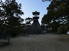 琴電琴平駅脇にあった、高灯篭。

公園の中に立っていました。

木製の灯台だそうです。