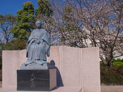 黎明館庭内　天璋院篤姫銅像と桜