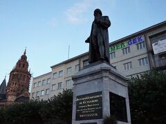 広場の像は…、 グーテンベルク？
だから、”グーテンベルクプラッツ”と、今頃気づく、ぶどう畑。