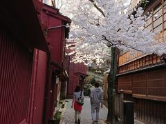 昔、旦那衆が人目をはばかって遊びに行ったから、
神社の周囲にうっそうと木々が茂って暗かったからと、名称に諸説ありますが。