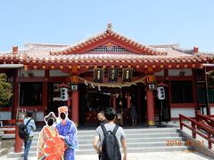 で、やって来たのは、波上宮。

奥が海で、断崖の上に建っている様に見える神社です。

あ、御朱印帳忘れた・・・・。