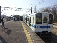 ここから、その東武小泉線に乗る。
このあたりの各駅停車に標準的に使われている２両編成のワンマン電車。
