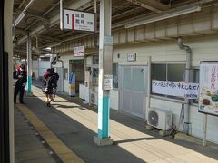 駅舎は上りホームに面している。