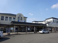 館林駅東口。
左側は昭和12年から使われている駅舎。

近年になって、右の方に東西自由通路ができた。