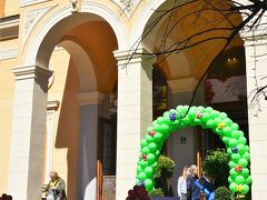 屋内マーケット『Gradska trznica』

緑の風船のアーチができていた、フラワーショップができていました。常設になるのか、今だけなのかは？？