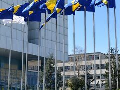 旧共和国議会ビルに、ボスニア国旗がずらりと並んでいます！
